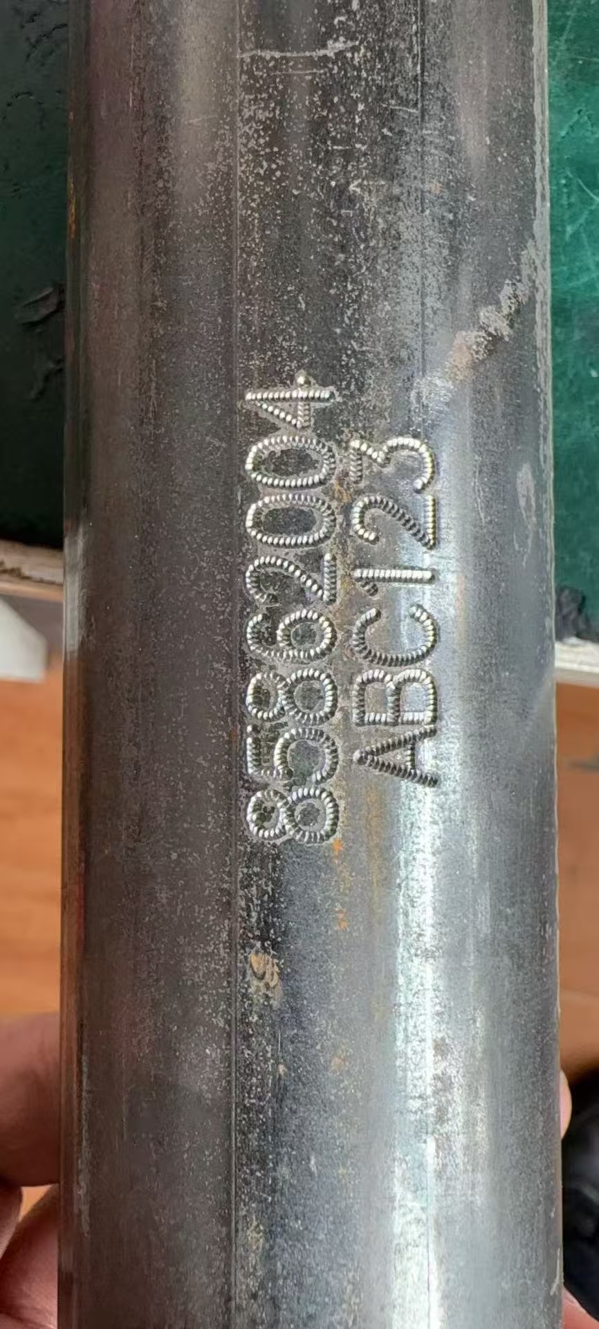 Novo oblikovan električni stroj za označevanje.